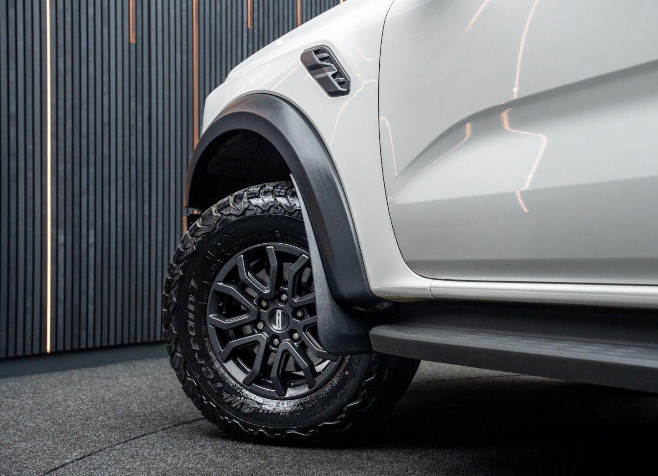 Ranger - T9 Facelift Wildtrak: Matte Black Wheel Arch Fender Flares with Sensors 23+