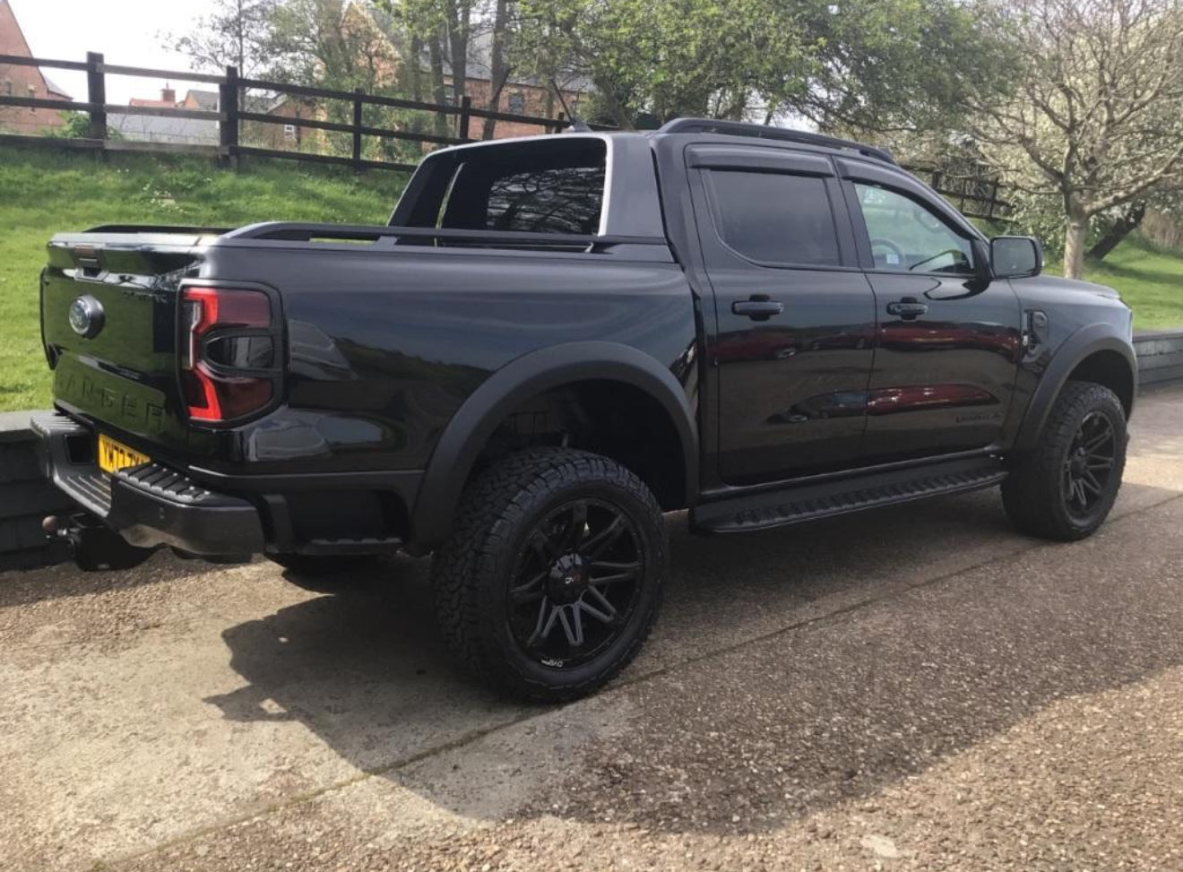 Ranger - T9 Facelift Wildtrak: Matte Black Wheel Arch Fender Flares with Sensors 23+